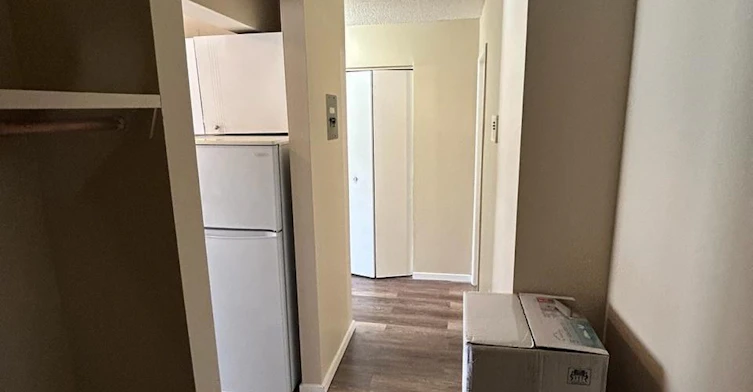 201-9916 156 Street Northwest, Edmonton, AB, T5P 2P5 - 6
