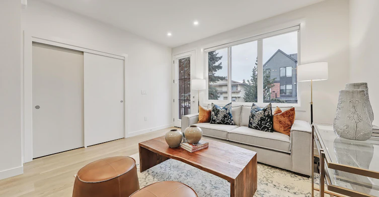 930 38 Street Southwest, Calgary, AB, T3C 1T3