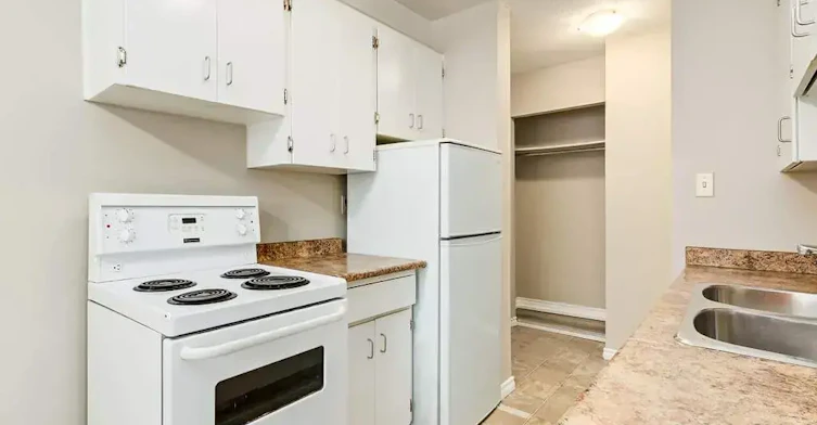 301-10847 112 Street NW, Edmonton, AB, T5H 3H4 - 4
