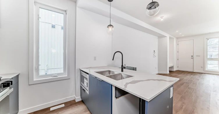 9013 93 Street Northwest, Edmonton, AB, T6C 3T3 - 7