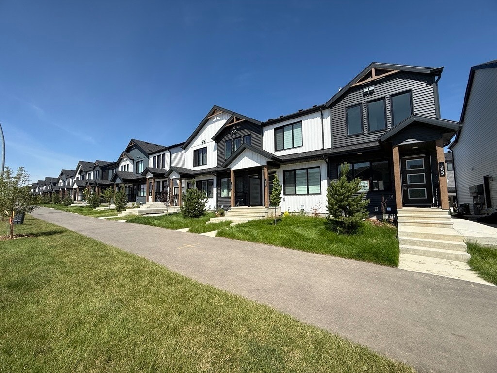 252 Marquis Boulevard NW, Edmonton, AB, T5Y 4K4 - 2