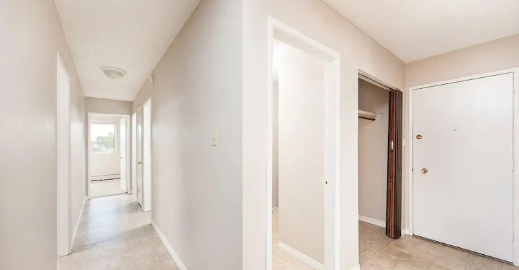 3815 107 Street Northwest, Edmonton, AB, T6J 2L4 - 8