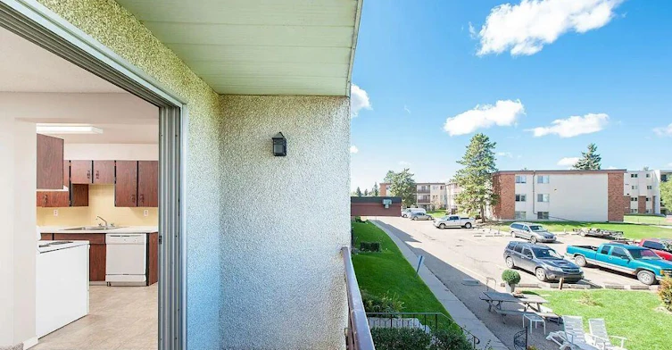 3815 107 Street Northwest, Edmonton, AB, T6J 2L4 - 8