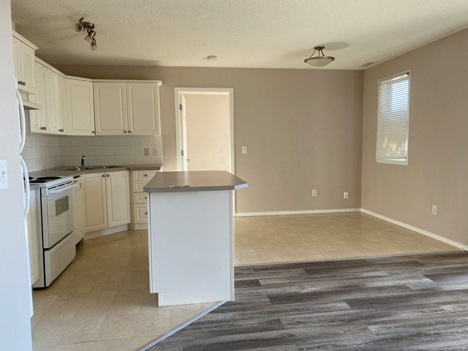 B23-170 Railway Street North, Okotoks, AB, T1S 1Z8