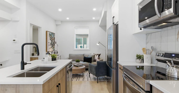 501 30 Avenue Northwest, Calgary, AB, T2M 2N7 - 2