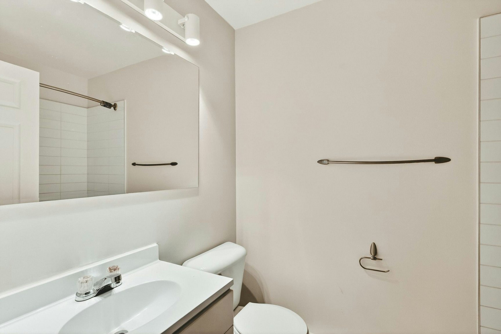 608 - 1111-1111 Mistral Rue, Montréal, QC, H2P 2X6 - 7