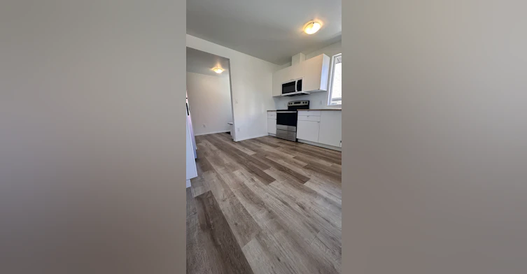 12420 76 Street Northwest, Edmonton, AB, T5B 2E7 - 8