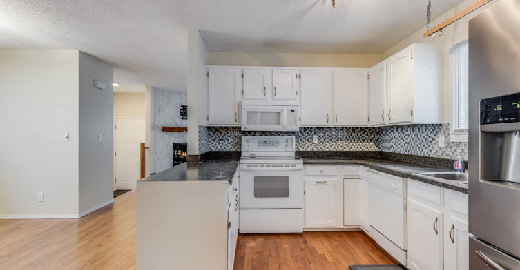Upper-63 Woodglen Close Southwest, Calgary, AB, T2W 4M9 - 3