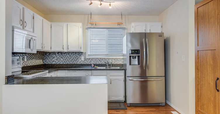 Upper-63 Woodglen Close Southwest, Calgary, AB, T2W 4M9 - 2