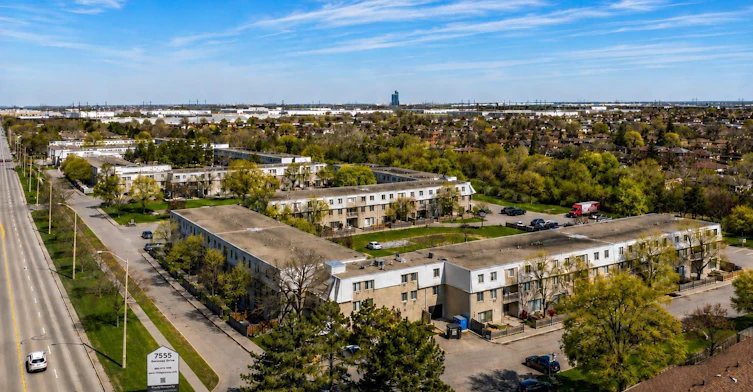 0278-7555 Goreway Lp, Mississauga, ON, L4T 3M9