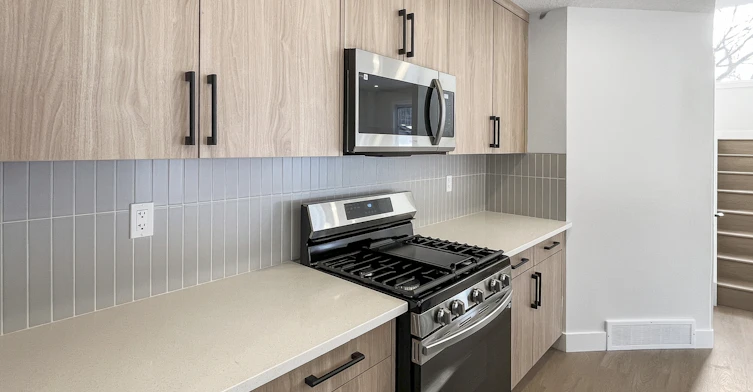 Upper-8604 33 Avenue Northwest, Calgary, AB, T3B 1M3 - 4