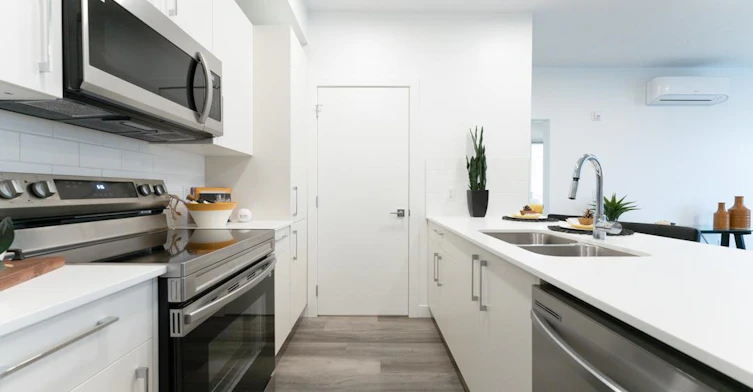 612 67 Avenue Southwest, Calgary, AB, T2V 4Z1 - 4