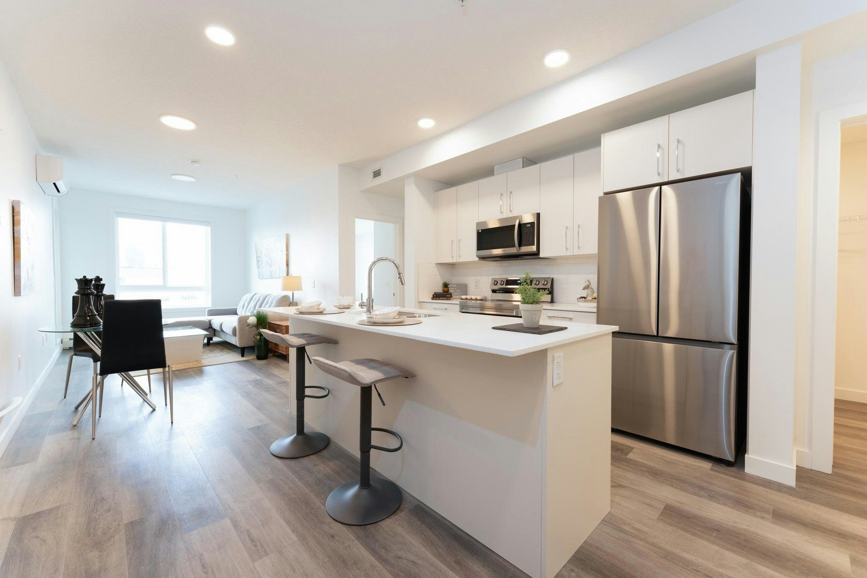 612 67 Avenue Southwest, Calgary, AB, T2V 4Z1 - 4