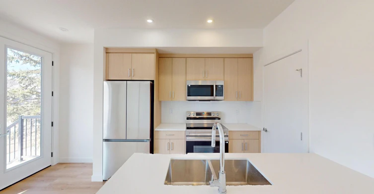 201-3528 3 Avenue NW, Calgary, AB, T2N 0M7 - 2