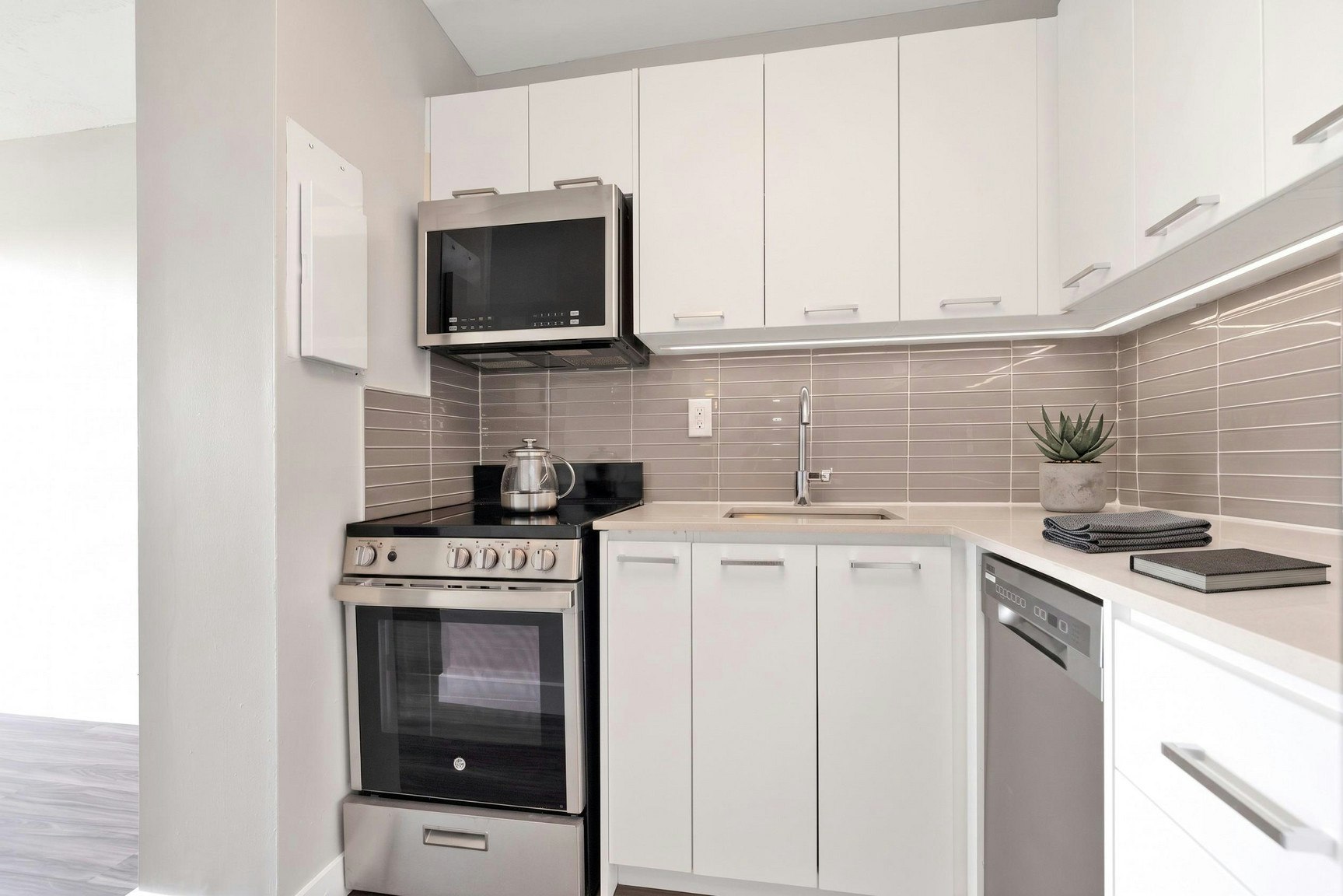 802-30 Central Parkway West, Mississauga, ON, L5B 1L1 - 2