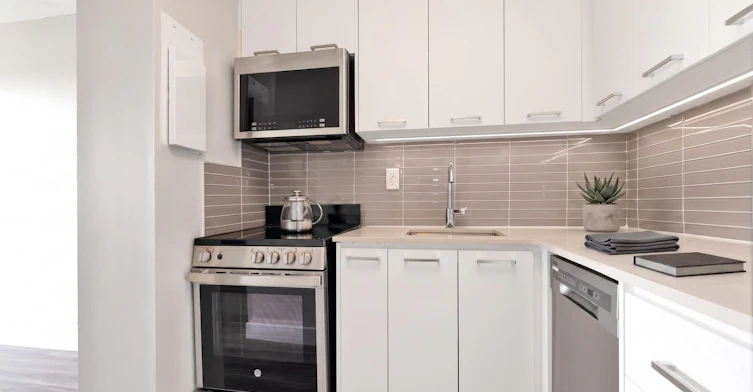 802-30 Central Parkway West, Mississauga, ON, L5B 1L1 - 2