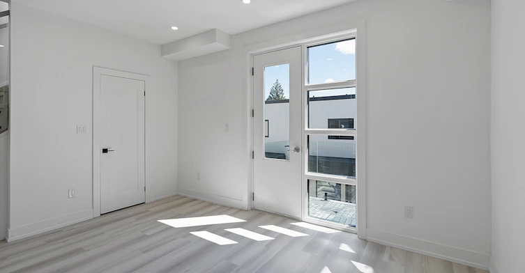 4-587 Oakwood Avenue, Toronto, ON, M6E 2X7 - 9