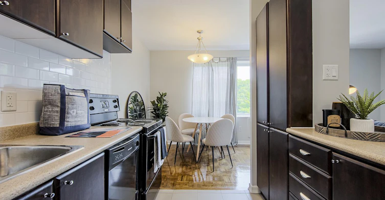 600 Kingston Road, Toronto, ON, M4E 1R1 - 2
