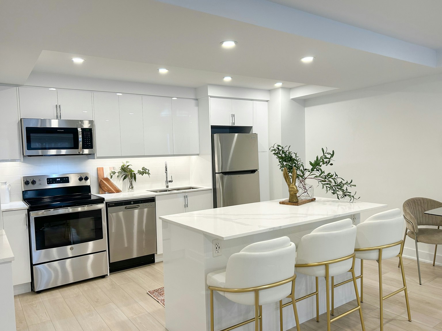 1105-5220 Lakeshore, Burlington, ON, L7L 1C6 - 2