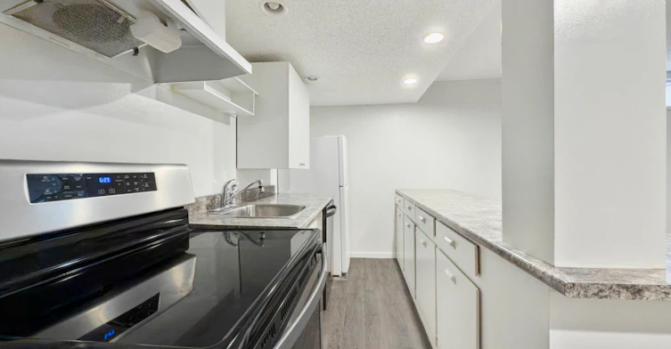 Lower-63 Woodglen Close Southwest, Calgary, AB, T2W 4M9 - 4