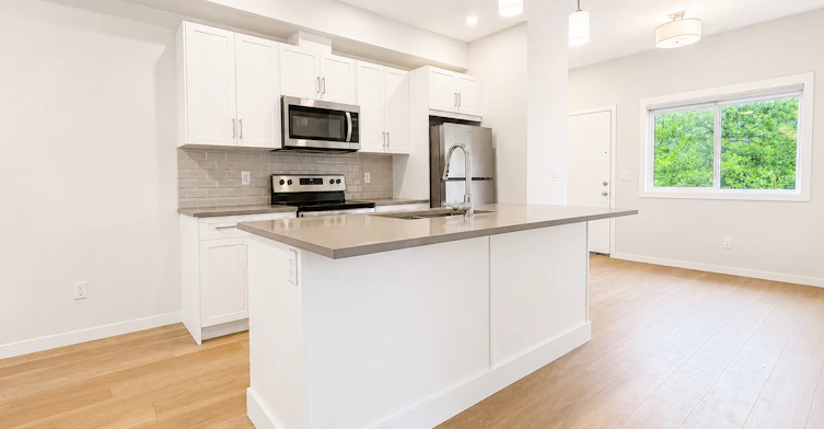 102-815 17 Avenue Northwest, Calgary, AB, T2M 0P1 - 2