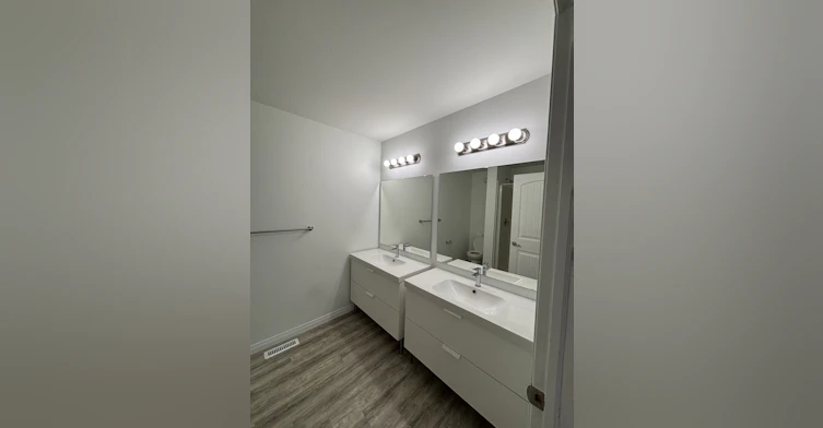 12525 77 Street Northwest, Edmonton, AB, T5B 2H6 - 12