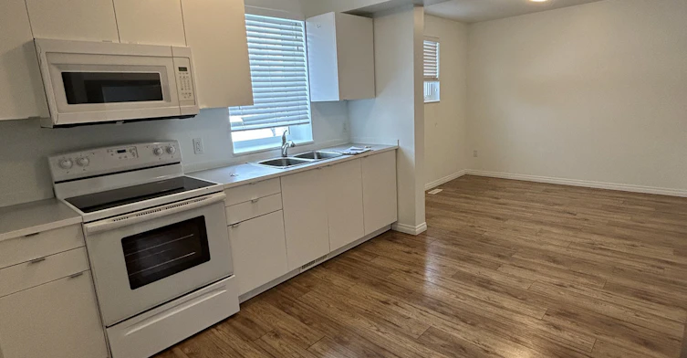 Main-12148 105 Street, Edmonton, AB, T5G 2N8 - 4