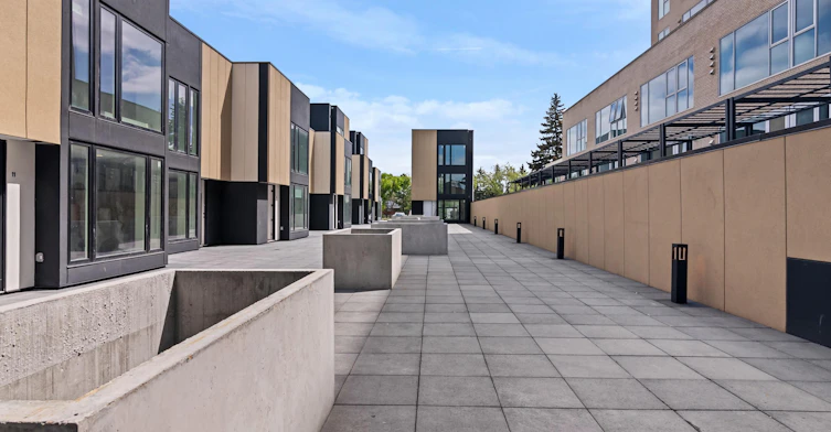 TH 04-12825 115 Avenue Northwest, Edmonton, AB, T5M 2X8