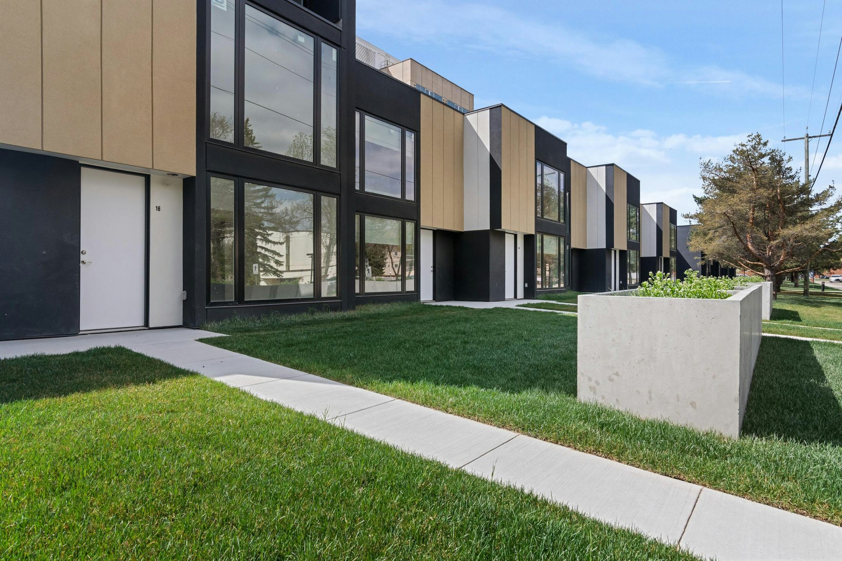 X16-12825 115 Avenue Northwest, Edmonton, AB, T5M 2X8 - 2