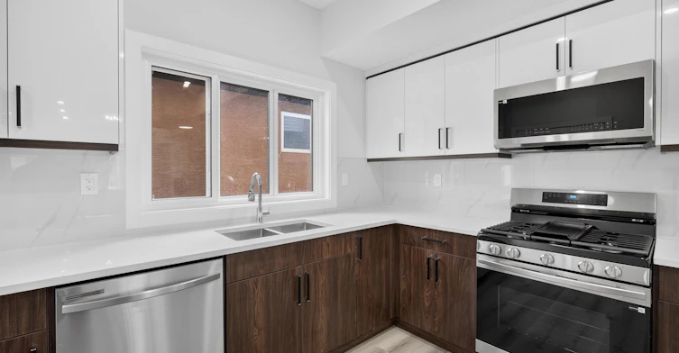 10821 112 Street Northwest, Edmonton, AB, T5H 3H4 - 10