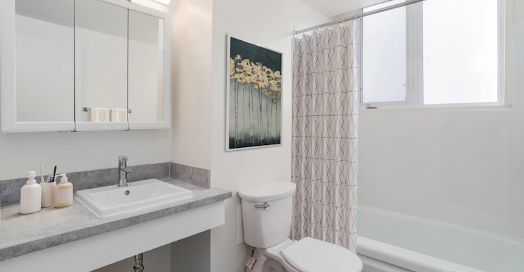 10711 Saskatchewan Drive Northwest, Edmonton, AB, T6E 4S4 - 5