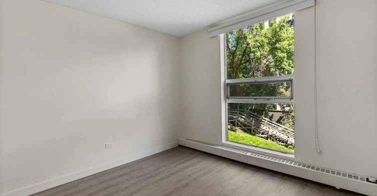 9820 104 Street Northwest, Edmonton, AB, T5K 0Z1 - 6