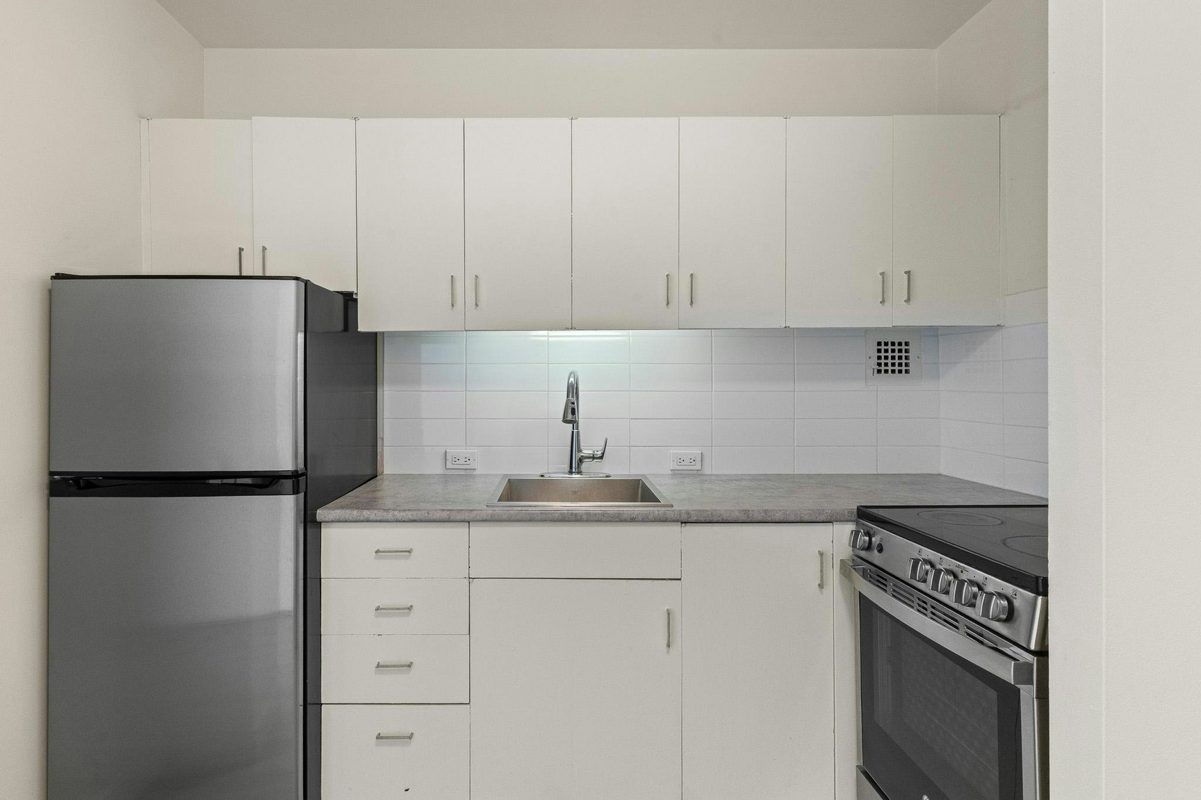 9820 104 Street Northwest, Edmonton, AB, T5K 0Z1 - 3