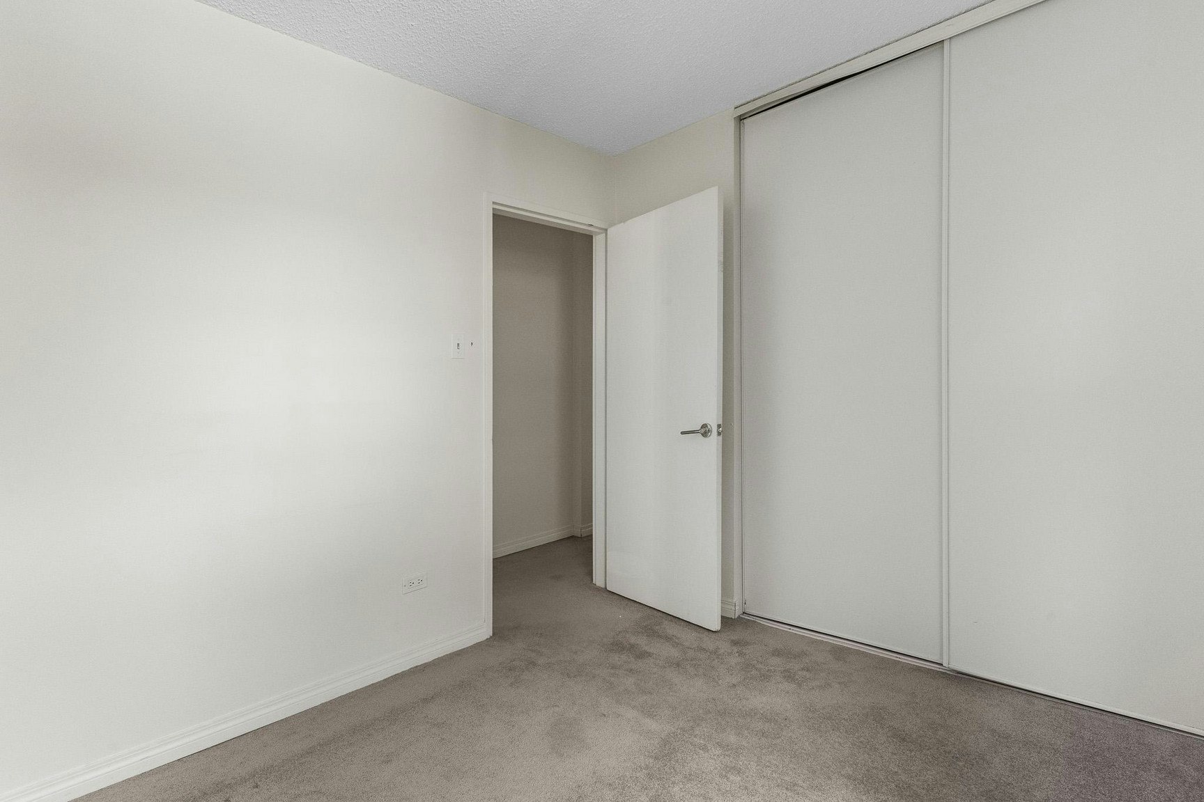 9820 104 Street Northwest, Edmonton, AB, T5K 0Z1 - 6