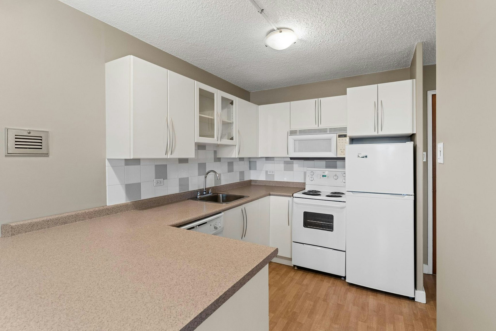 11147 Whyte Avenue Northwest, Edmonton, AB, T6G 0T5 - 2