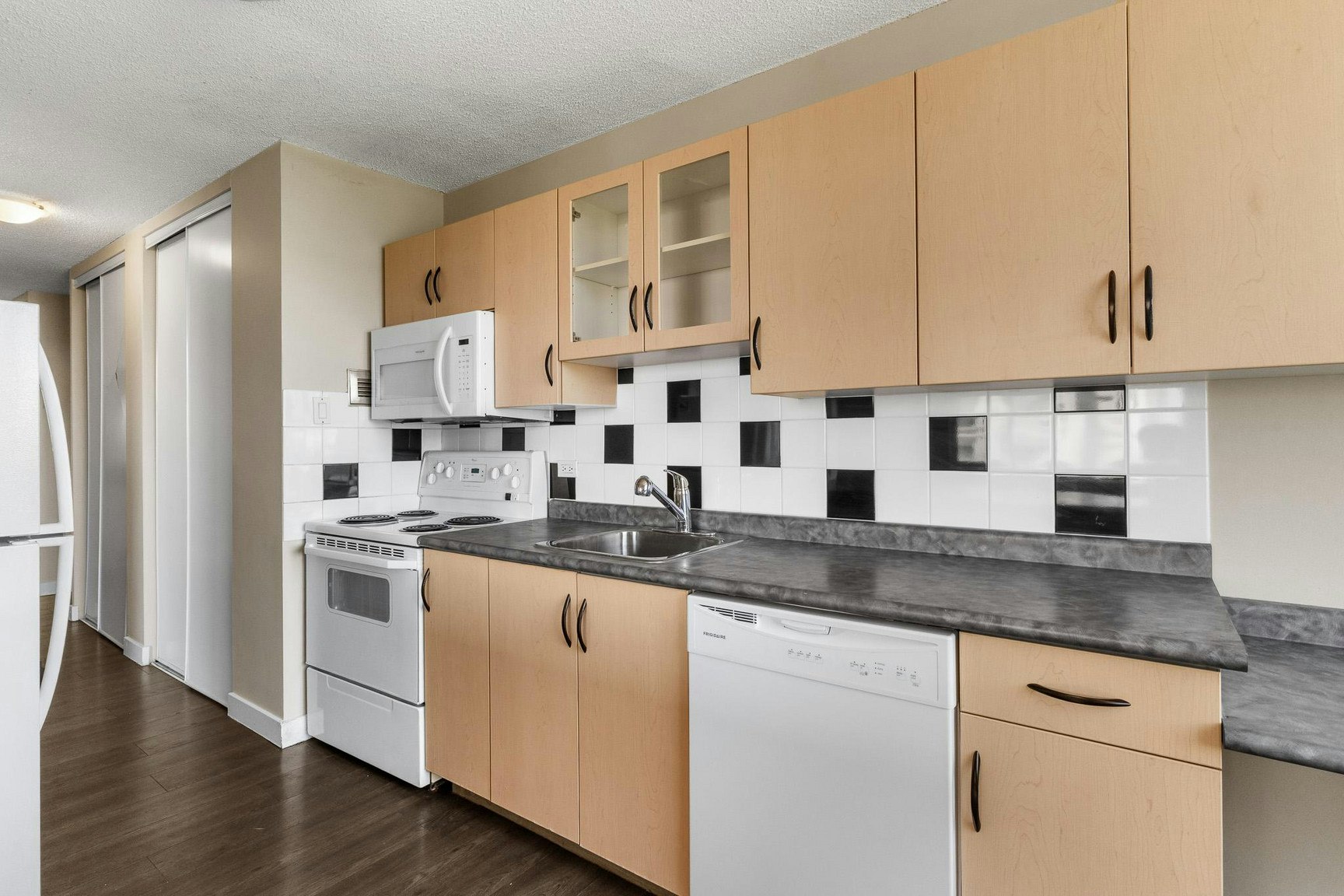 11147 Whyte Avenue Northwest, Edmonton, AB, T6G 0T5 - 8