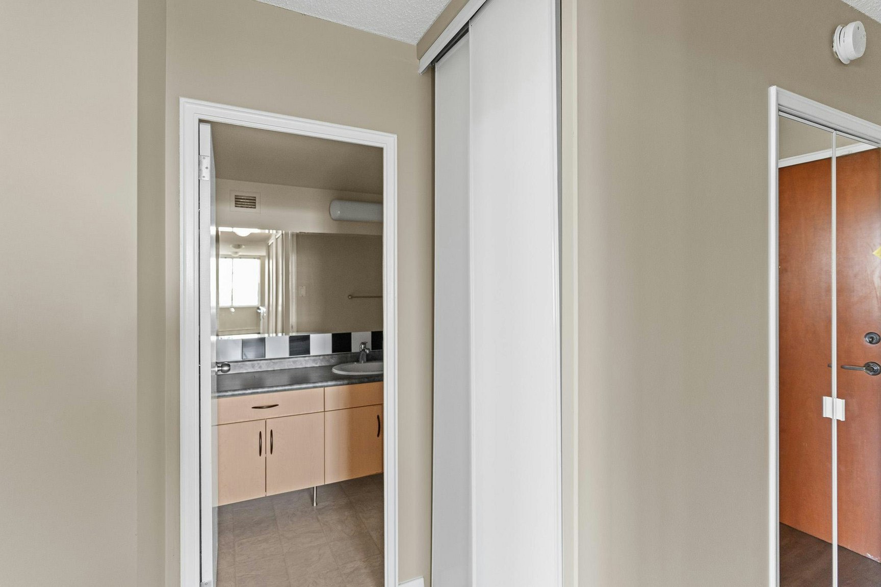 11147 Whyte Avenue Northwest, Edmonton, AB, T6G 0T5 - 9