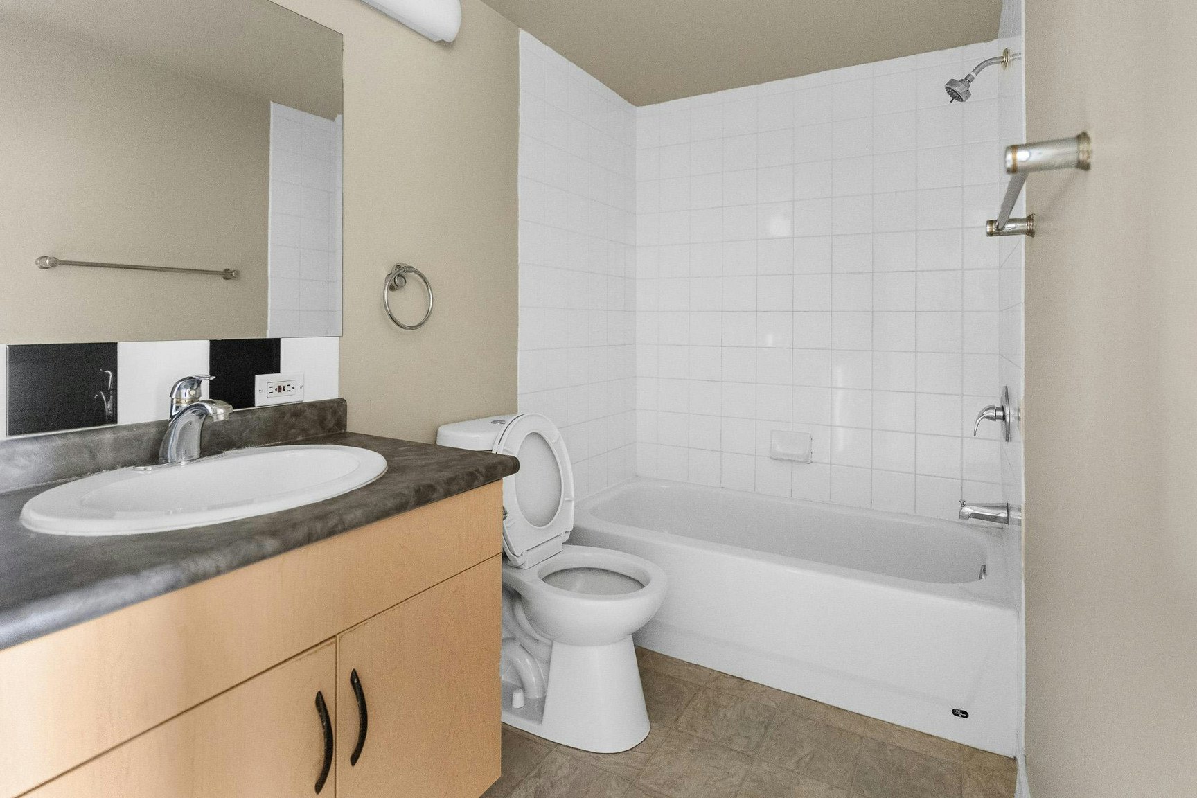 11147 Whyte Avenue Northwest, Edmonton, AB, T6G 0T5 - 10