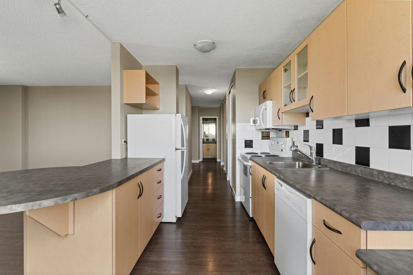11147 Whyte Avenue Northwest, Edmonton, AB, T6G 0T5 - 2