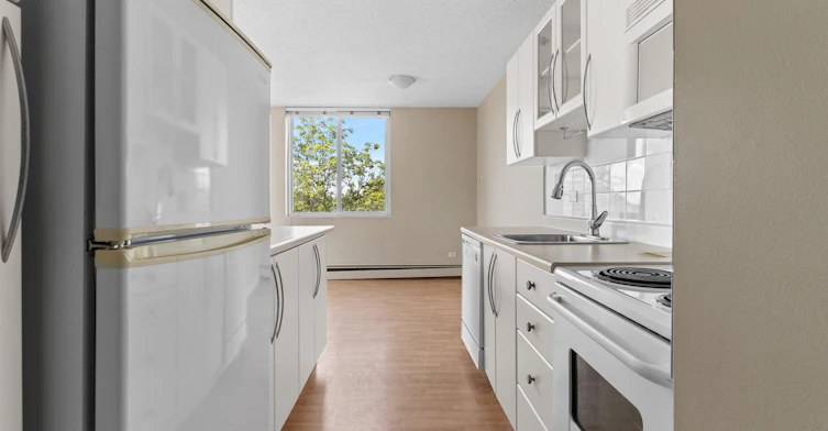 11147 Whyte Avenue Northwest, Edmonton, AB, T6G 0T5 - 2