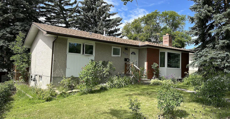 4319 Charleswood Drive Northwest, Calgary, AB, T2L 2E3 - 4