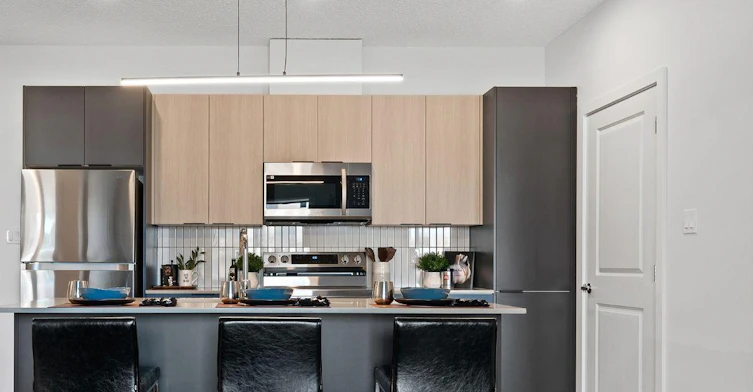 21818 91a Avenue Northwest, Edmonton, AB, T5T 7S3 - 5