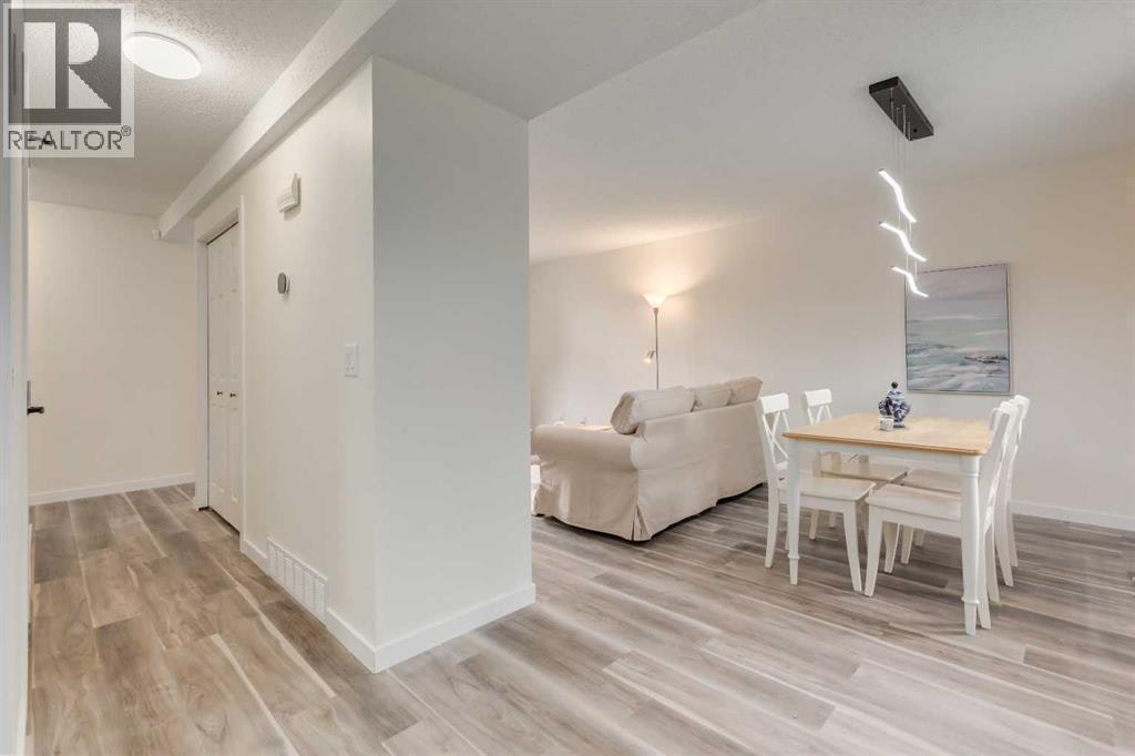 4627 73 Street Northwest, Calgary, AB, T3B 2N7 - 4