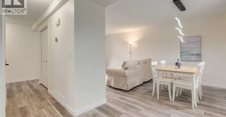 4627 73 Street Northwest, Calgary, AB, T3B 2N7 - 4