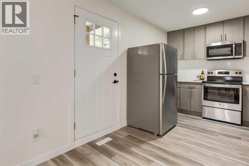 4627 73 Street Northwest, Calgary, AB, T3B 2N7 - 2