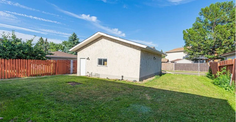 153 Woodvale Road West Nw, Edmonton, AB, T6L 1E7 - 2