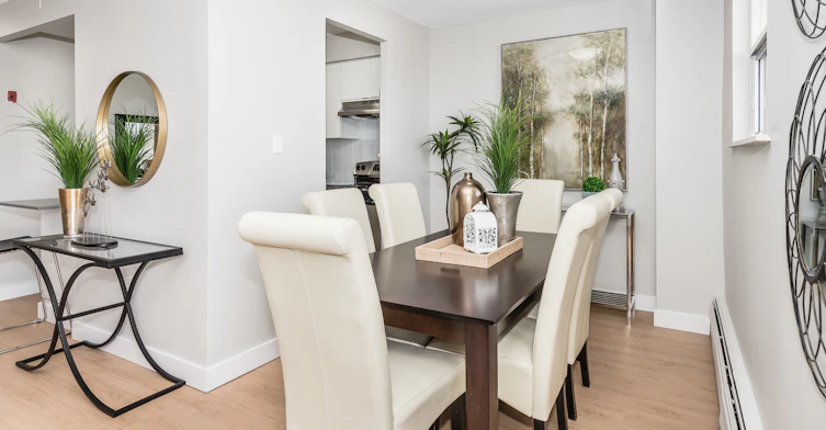 FEED-955 Warwick Court, Burlington, ON, L7T 3Z6