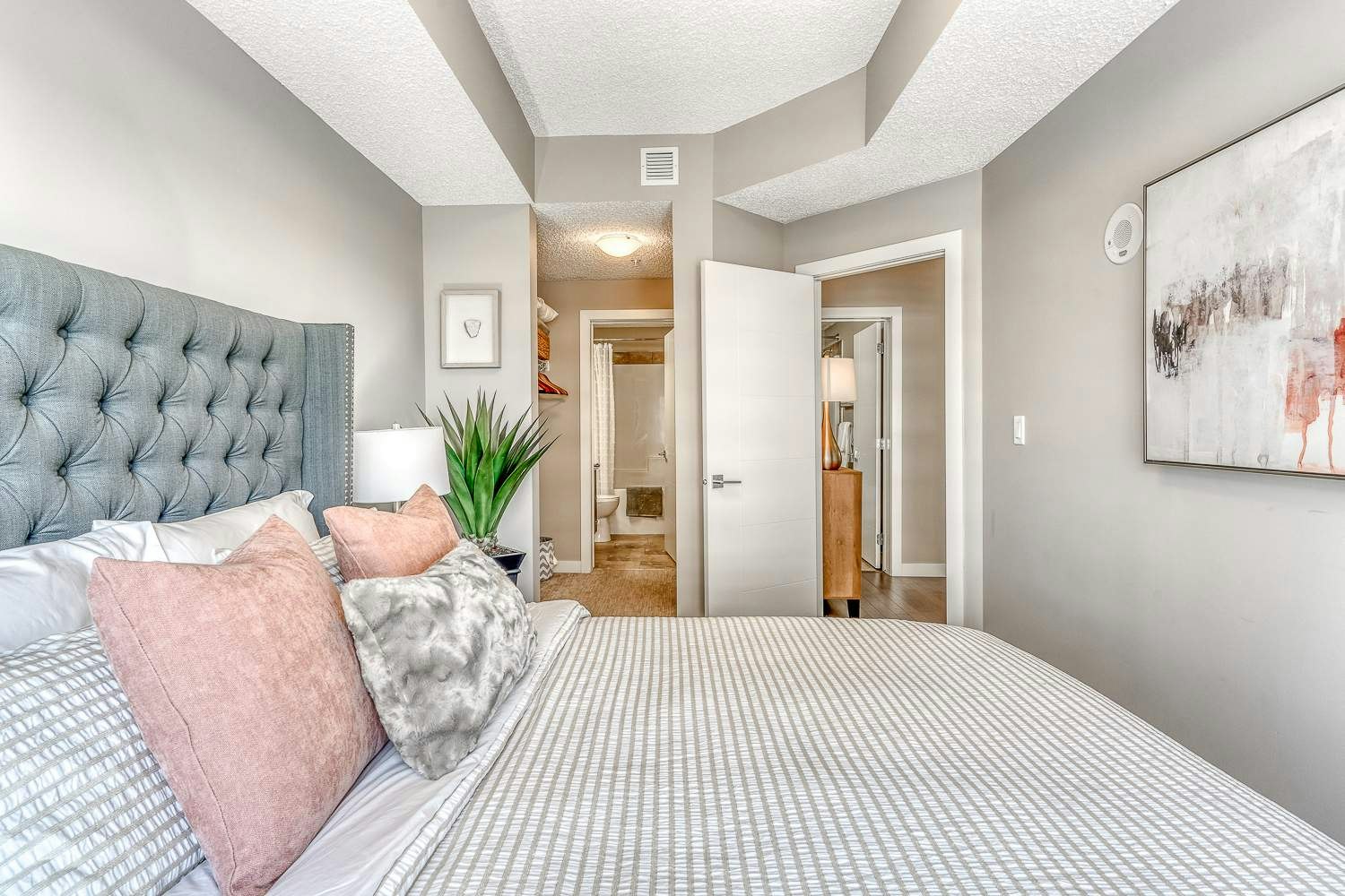8520 Jasper Avenue, Edmonton, AB, T5H 3S4 - 9