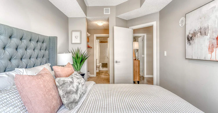 8520 Jasper Avenue, Edmonton, AB, T5H 3S4 - 9
