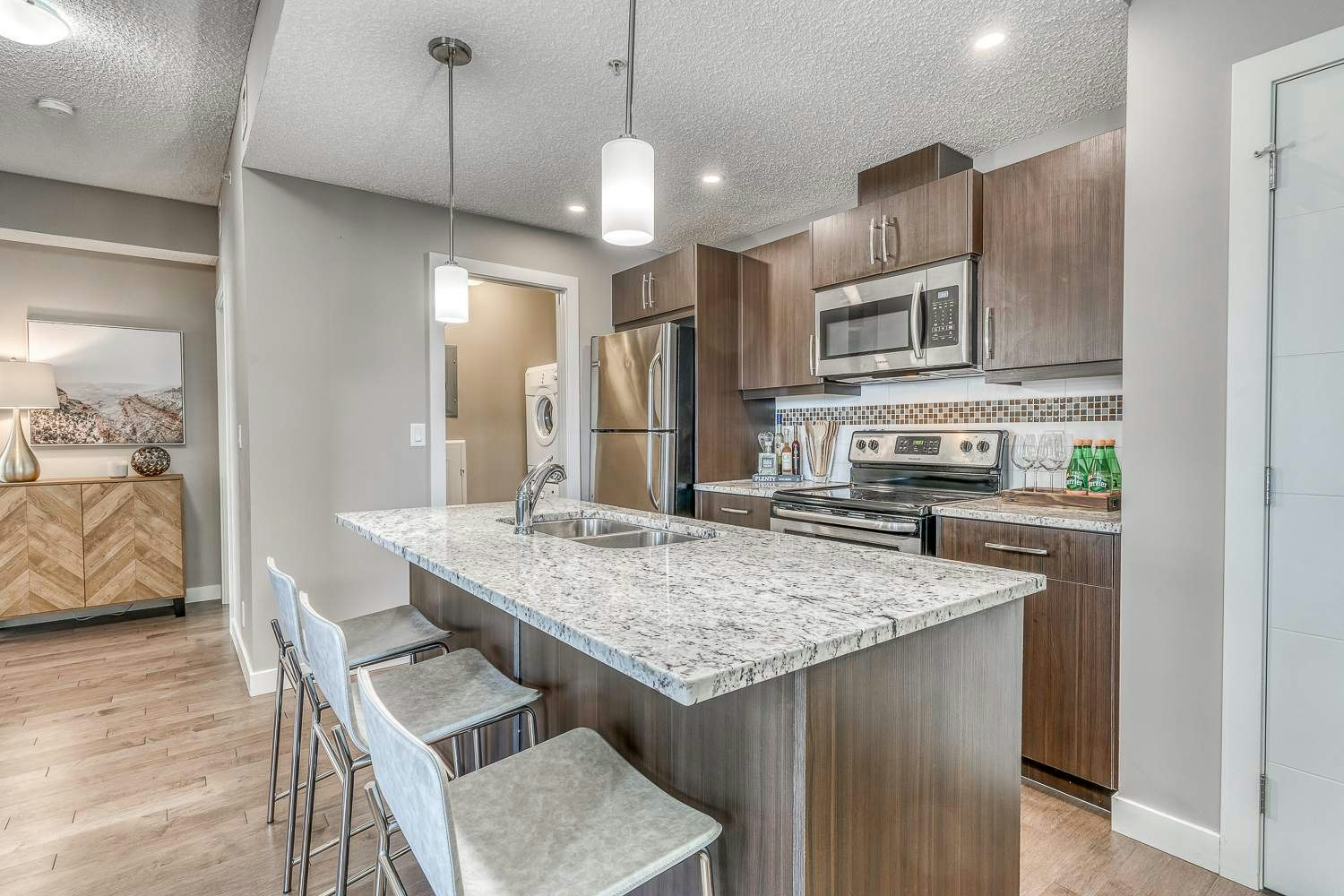 8520 Jasper Avenue, Edmonton, AB, T5H 3S4 - 3